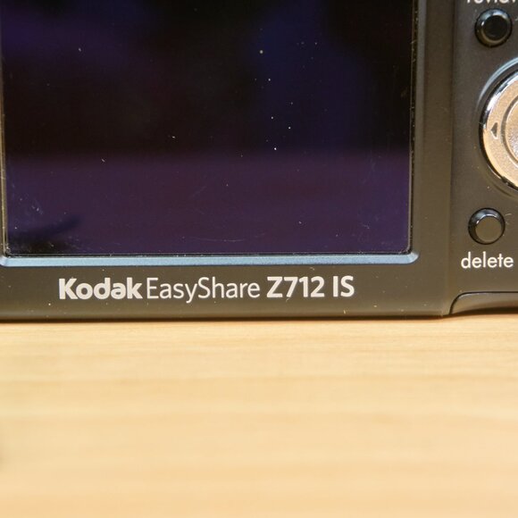 Kodak Easyshare Z712 is 7.1 MP Digital Camera, 12x Optical Zoom - Picture 6 of 9